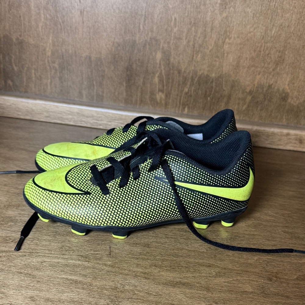 Nike girls soccer cleats